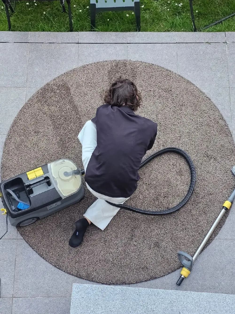 Nettoyage professionnel de tapis en cours dans notre atelier à Bruxelles